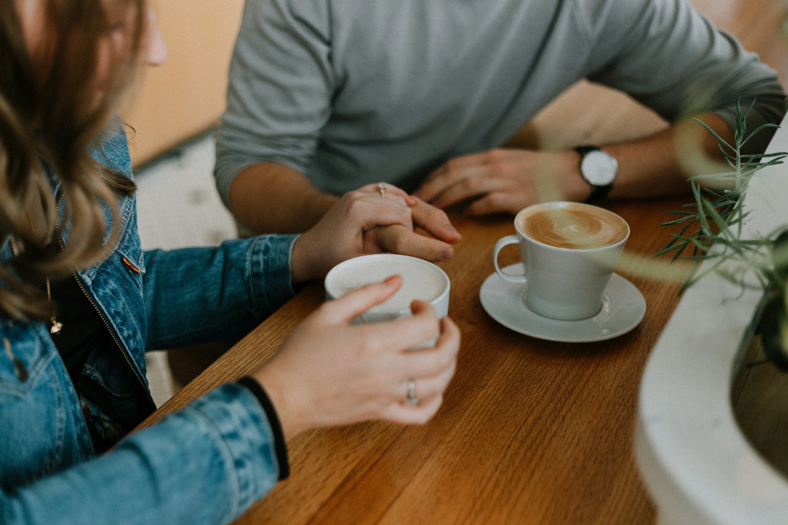 Two coffee mugs representing a low-pressure first conversation