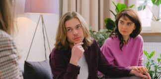 Free online couples counseling session in a therapist office