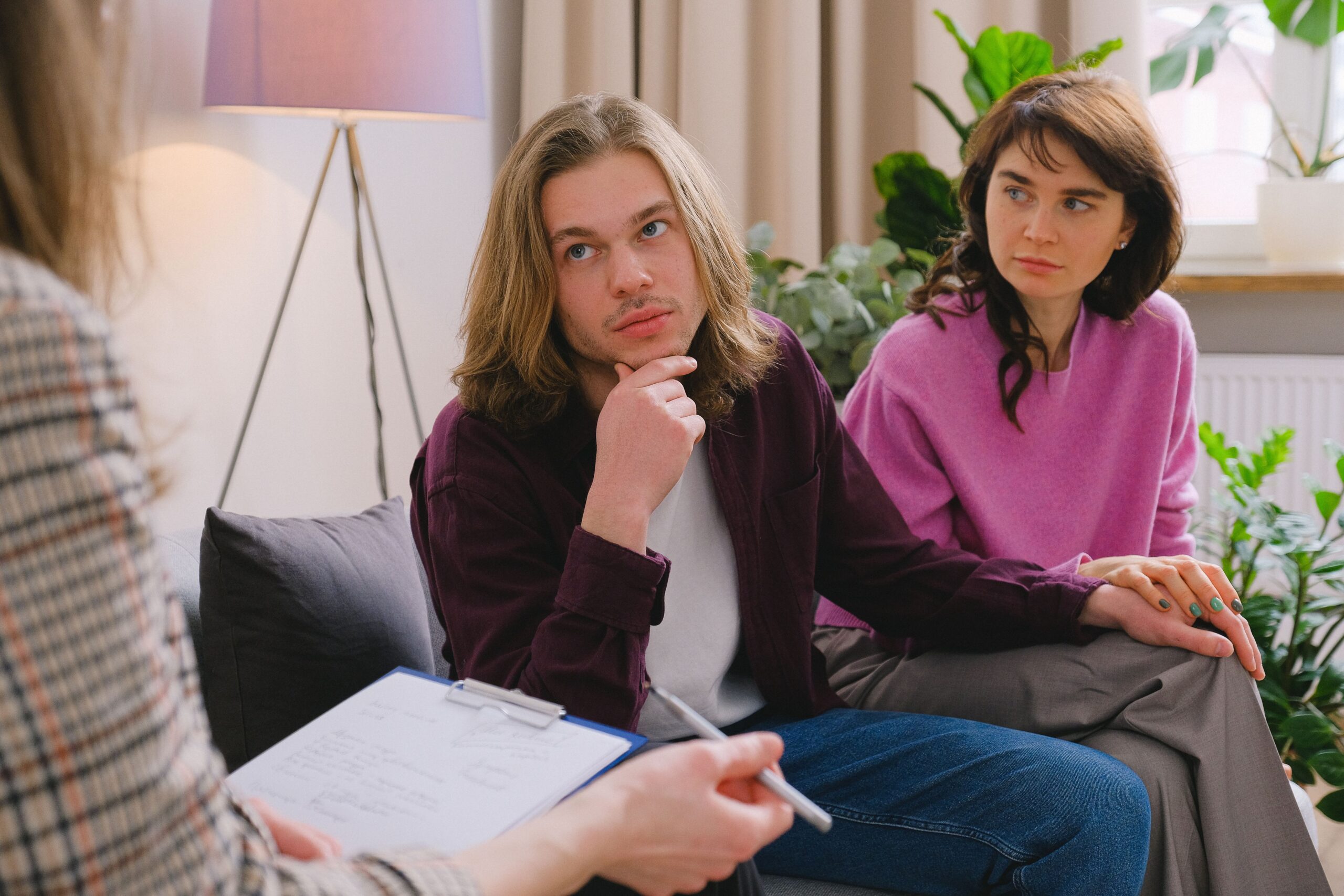 Free online couples counseling session in a therapist office