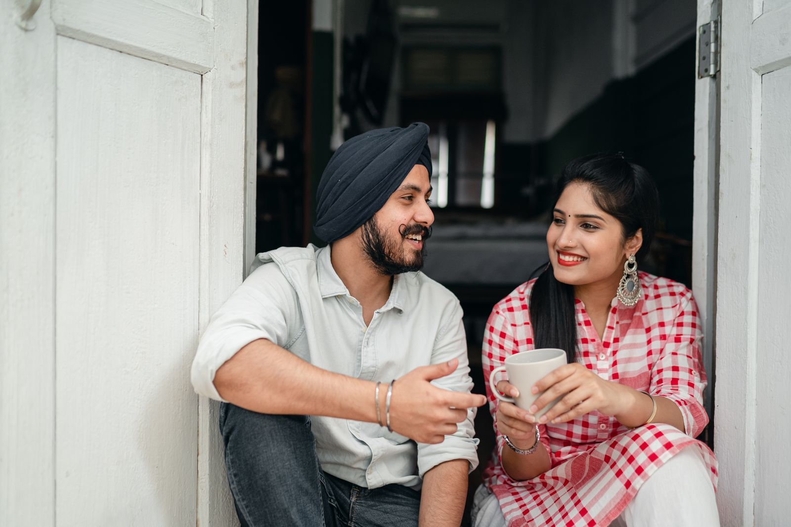 Couple asking each other questions during a relaxed conversation