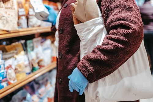 When Your Partner Forgets the Reusable Grocery Bags: How to Share the Shopping Setup Shopper using a reusable grocery bag while selecting food in a supermarket