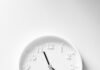 Couples therapy session length: How to choose between 50 and 90 minutes Minimalist white wall clock with dark hands and hour markers